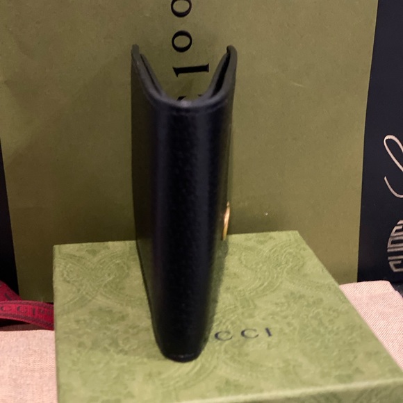 GUCCI Men’s authentic GG Marmont leather bi-fold wallet - Picture 3 of 9